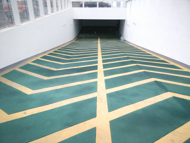 施工中環(huán)氧樹脂地坪涂裝存在的問題，新天地漆業(yè)幫你解答